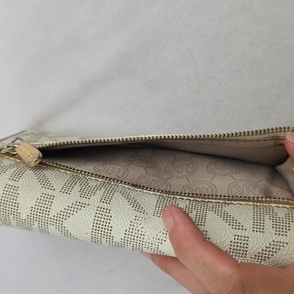 Michael Kors Cream Wallet Classic Design - Picture 6 of 9
